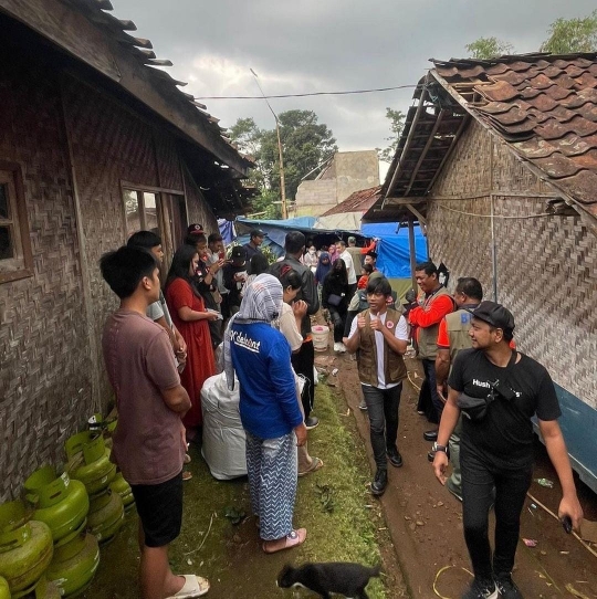 Salut, Ini Momen Rian D'masiv Turun Langsung Beri Bantuan Untuk Korban Gempa Cianjur