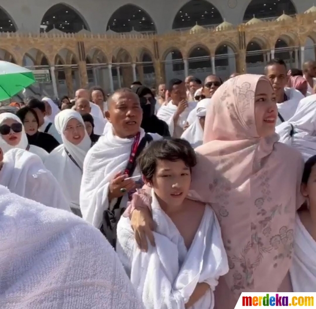 Selama menjalani tawaf wada, Adelia tak henti menangis. Sembari memegang kedua anaknya, ia berurai air mata. 