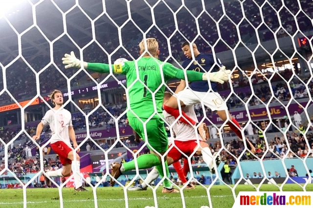 Aksi Mbappe saat mencetak gol kedua yang tak mampu dibendung kiper Denmark. Gol tercipta usai memanfaatkan umpan silang dari Antoine Griezmann yang berhasil dikonversi menjadi gol oleh Kylian Mbappe.