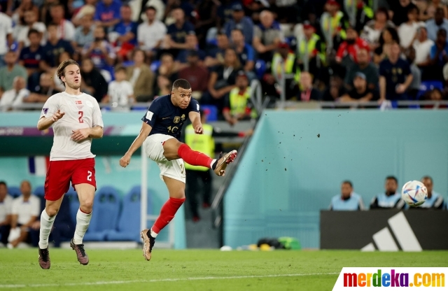 Kylian Mbappe saat melakukan tendangan langsung ke gawang Denmark. Berkat dua gol itu, Mbappe sukses membawa Prancis menjadi tim pertama yang lolos ke 16 besar Piala Dunia 2022.
