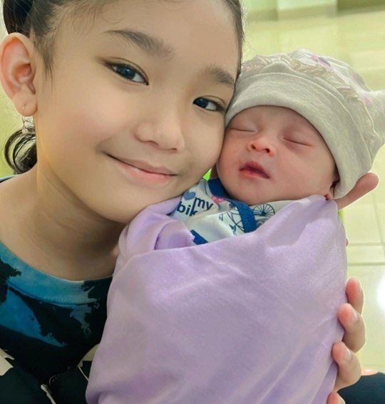 Adik Ayu Ting Ting Melahirkan Bayi Perempuan, Ini Potretnya yang Lucu & Menggemaskan