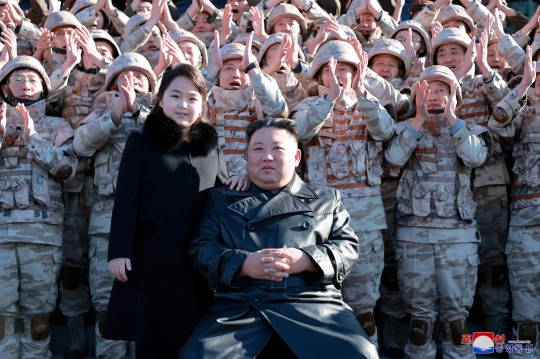 Gaya Kim Jong Un dan Putrinya Foto di Depan Rudal Balistik Hwasong-17