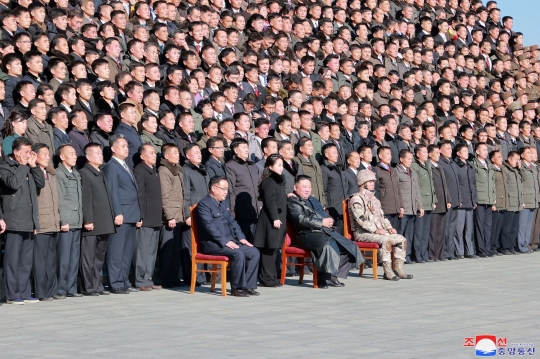 Gaya Kim Jong Un dan Putrinya Foto di Depan Rudal Balistik Hwasong-17