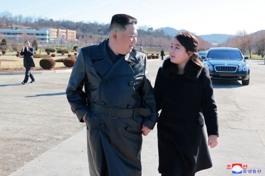 Gaya Kim Jong Un dan Putrinya Foto di Depan Rudal Balistik Hwasong-17