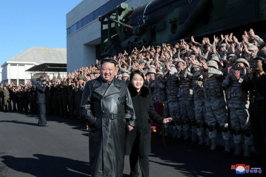 Gaya Kim Jong Un dan Putrinya Foto di Depan Rudal Balistik Hwasong-17