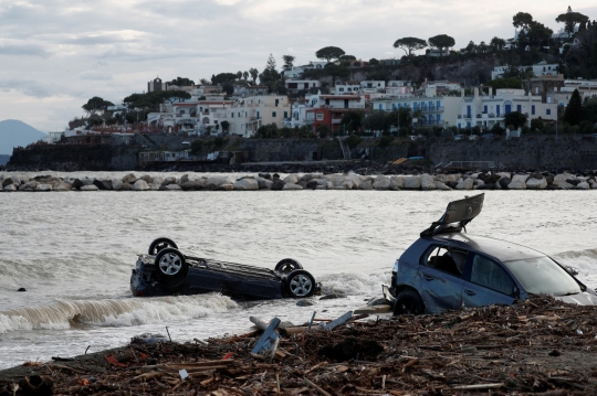 Dahsyatnya Gelombang Longsor di Italia, Mobil-Mobil Bergelimpangan Hingga ke Laut