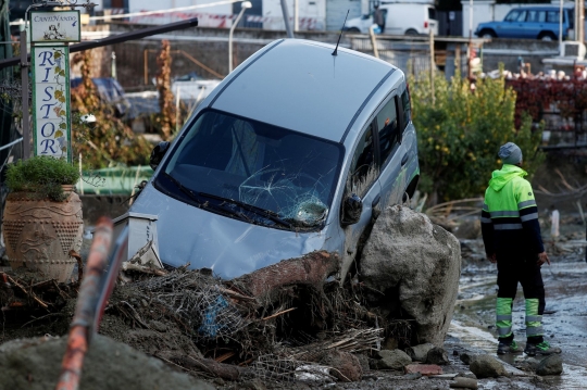 Dahsyatnya Gelombang Longsor di Italia, Mobil-Mobil Bergelimpangan Hingga ke Laut