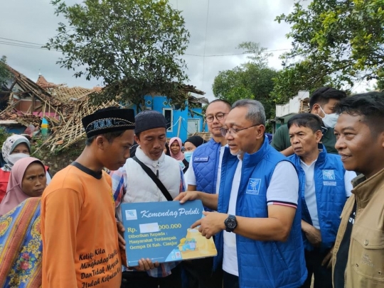 Mendag Zulhas Beri Bantuan Rp2,5 Miliar untuk Korban Gempa di Cianjur