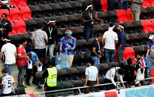 Aksi Suporter Timnas Jepang Bersihkan Stadion Usai Laga Grup E Piala Dunia 2022