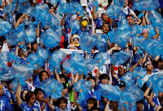 Aksi Suporter Timnas Jepang Bersihkan Stadion Usai Laga Grup E Piala Dunia 2022