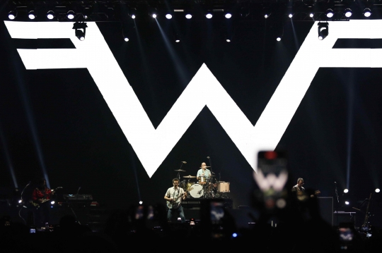 Aksi Panggung Weezer Bawakan Lagu Chirsye di Soundrenaline 2022