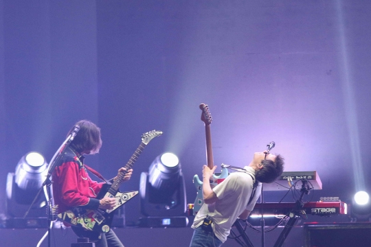 Aksi Panggung Weezer Bawakan Lagu Chirsye di Soundrenaline 2022