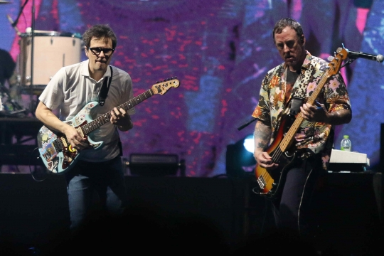 Aksi Panggung Weezer Bawakan Lagu Chirsye di Soundrenaline 2022