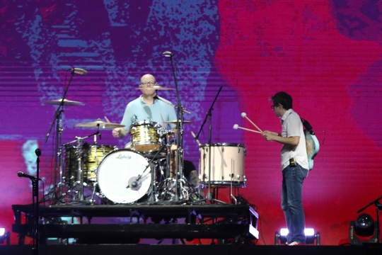 Aksi Panggung Weezer Bawakan Lagu Chirsye di Soundrenaline 2022