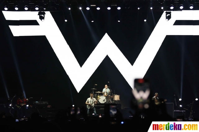 Grup musik asal California, Weezer saat tampil memeriahkan Soundrenaline 2022 di Allianz Ecopark, Ancol, Jakarta Utara, Sabtu (26/11/2022). Weezer tampil memeriahkan Soundrenaline 2022 dengan membawakan lagu Beverly Hills, dan Anak Sekolah milik Chirsye.
