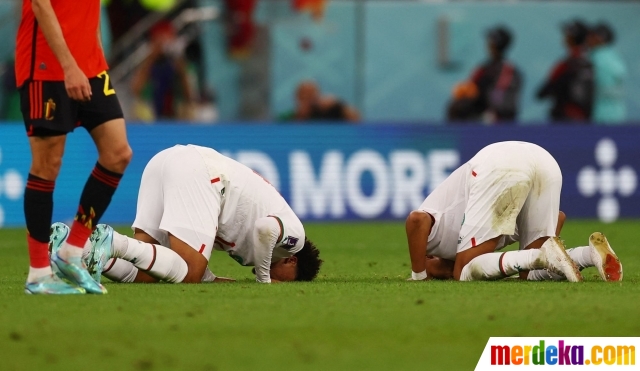 Dua pemain timnas Maroko melakukan sujud syukur usai menyelesaikan pertandingan grup F Piala Dunia 2022 dengan kemenangan 0-2 atas Belgia di Al Thumama Stadium, Doha, Qatar, Minggu (27/11/2022).