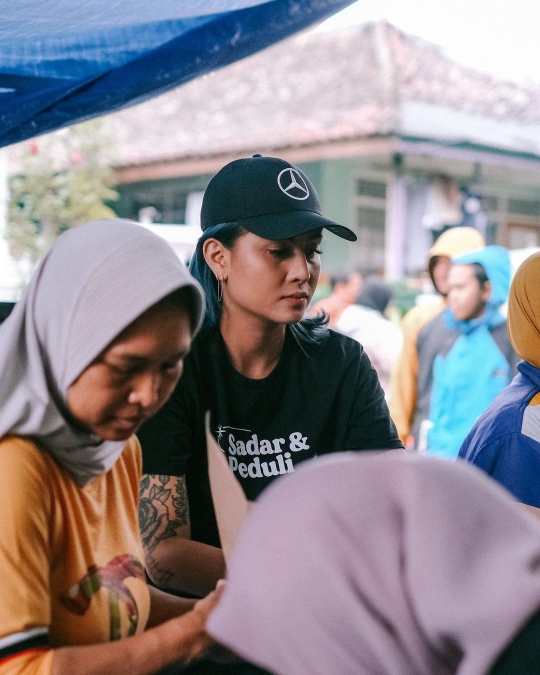 Awkarin Turun ke Cianjur, Bantu Panggul Makanan Hingga Hibur Anak Korban Gempa