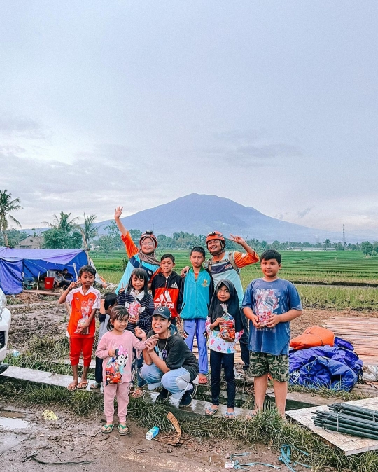 Awkarin Turun ke Cianjur, Bantu Panggul Makanan Hingga Hibur Anak Korban Gempa