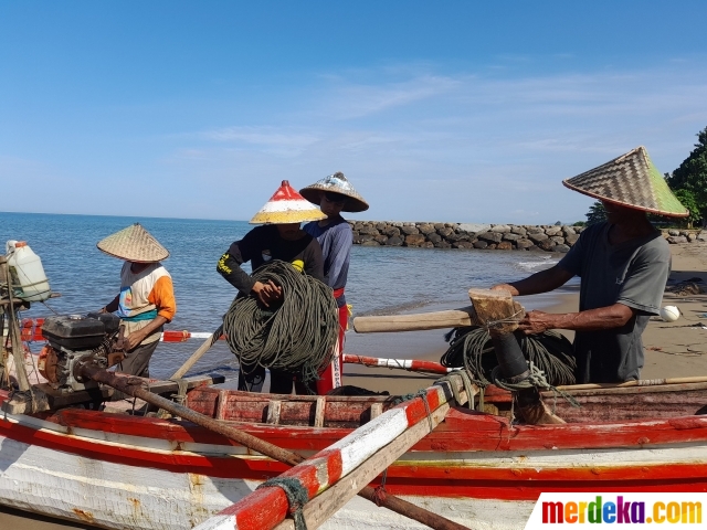 Tradisi Maelo Pukek adalah cara nelayan bergotong royong menangkap ikan dengan menggunakan jaring yang disebar ke tengah laut menggunakan perahu.
