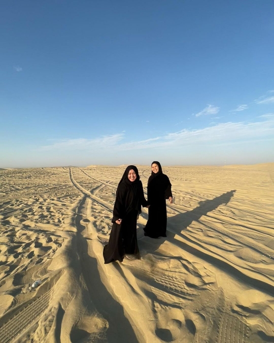 Momen Kebersamaan Lala dan Rini Pengasuh Rayyanza saat di Qatar, Kompak Banget!