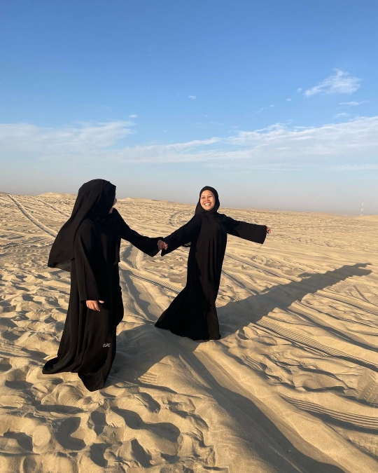 Momen Kebersamaan Lala dan Rini Pengasuh Rayyanza saat di Qatar, Kompak Banget!