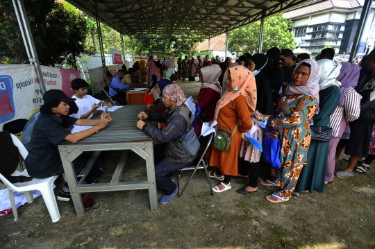 Antrean Warga Penerima BLT Kemensos di Bogor Membeludak