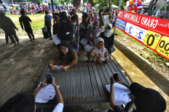 Antrean Warga Penerima BLT Kemensos di Bogor Membeludak