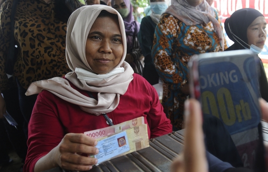 Antrean Warga Penerima BLT Kemensos di Bogor Membeludak