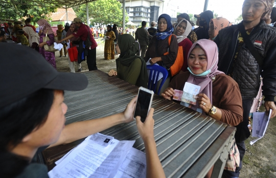 Antrean Warga Penerima BLT Kemensos di Bogor Membeludak