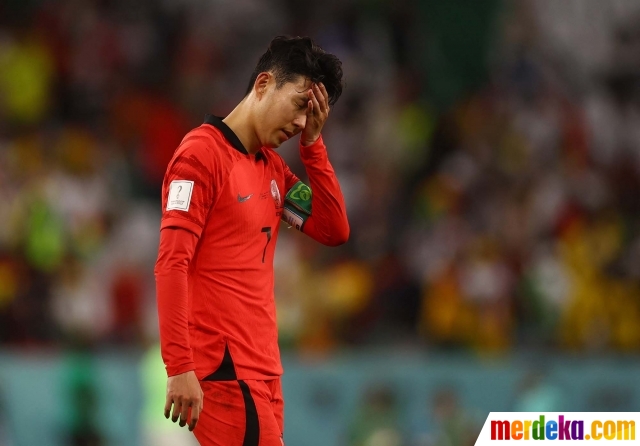 Ekspresi kapten Timnas Korea Selatan, Son Heung-Min seusai menelan kekalahan pahit dari Ghana dalam babak penyisihan Grup G Piala Dunia 2022 di Education City Stadium, Al Rayyan, Qatar, Senin (28/11/2022).