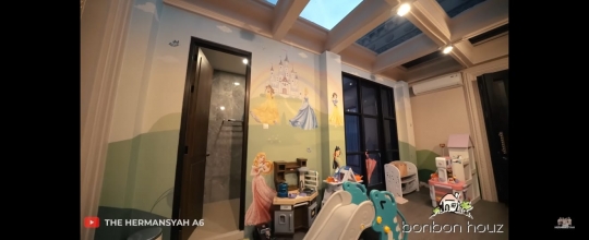 Bak di Disneyland, Ini 6 Potret Playground Arsy dan Arsya Hermansyah yang Keren Abis