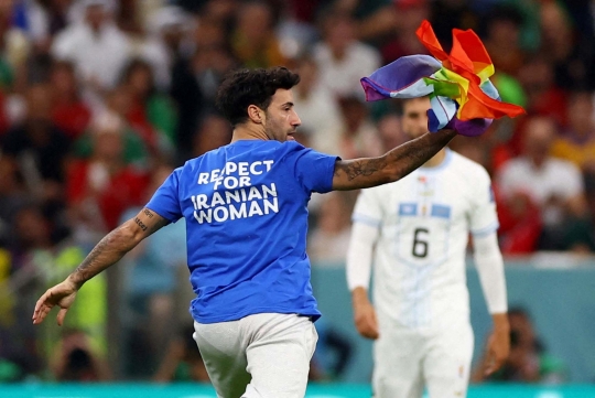 Aksi Pria Kibarkan Bendera LGBT Terobos Laga Portugal vs Uruguay