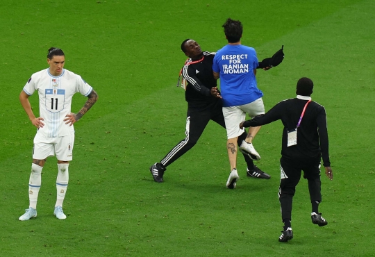 Aksi Pria Kibarkan Bendera LGBT Terobos Laga Portugal vs Uruguay