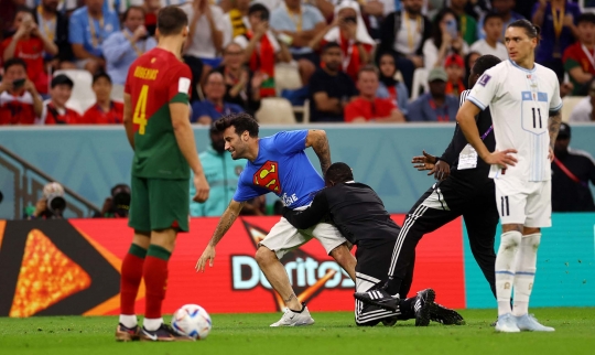 Aksi Pria Kibarkan Bendera LGBT Terobos Laga Portugal vs Uruguay