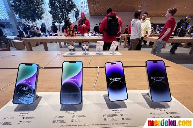 Sejumlah iPhone ditampilkan di Apple Store, Chicago, Illinois, Amerika Serikat, pada 28 November 2022. Apple tengah menghadapi kelangkaan pasokan iPhone, termasuk iPhone 14 series.
