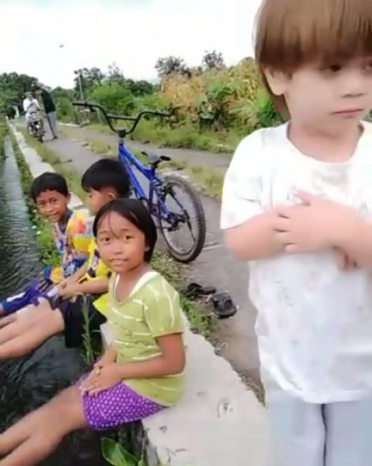 Seru! Momen Koa Anak Celine Evangelista Tinggal di Desa, Main ke Sawah Hingga Kebun