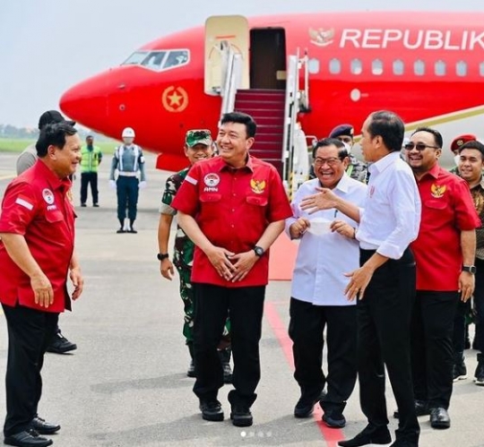 Potret Prabowo-Seskab Ngakak 'Cerita Seru Rambut Putih & Kerut Wajah sama Jokowi'