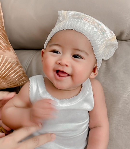 Foto Terbaru Baby Moana Anak Ria Ricis Menginjak 4 Bulan, Netizen Salfok Lihat 'Topi'