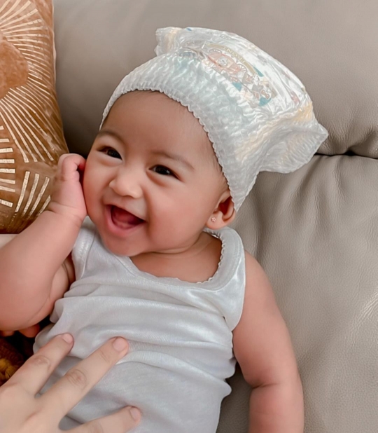 Foto Terbaru Baby Moana Anak Ria Ricis Menginjak 4 Bulan, Netizen Salfok Lihat 'Topi'