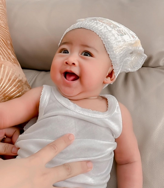 Foto Terbaru Baby Moana Anak Ria Ricis Menginjak 4 Bulan, Netizen Salfok Lihat 'Topi'