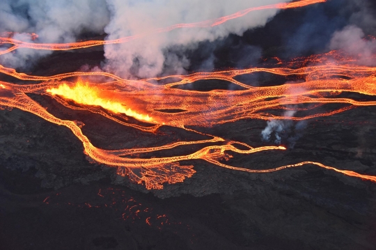 Penampakan Muntahan Lava Mauna Loa, Gunung Api Terbesar di Dunia yang Meletus