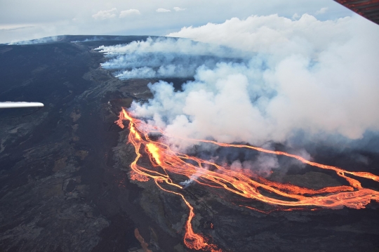 Penampakan Muntahan Lava Mauna Loa, Gunung Api Terbesar di Dunia yang Meletus