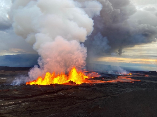 Penampakan Muntahan Lava Mauna Loa, Gunung Api Terbesar di Dunia yang Meletus