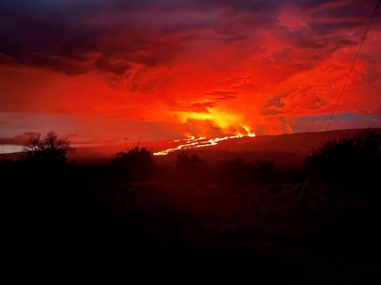 Penampakan Muntahan Lava Mauna Loa, Gunung Api Terbesar di Dunia yang Meletus