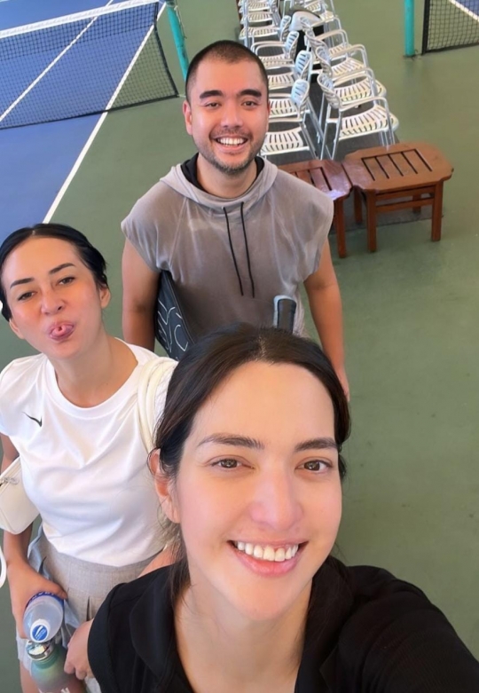 Potret Nia Ramadhani Main Tenis Curi Perhatian, Wajahnya Glowing Abis