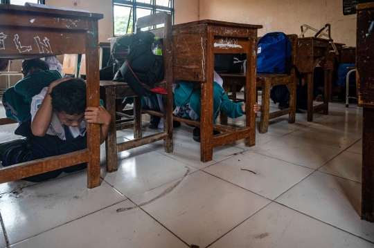 Riuh Pelajar di Surabaya Simulasi Hadapi Gempa, Sigap Berlindung di Kolong Meja