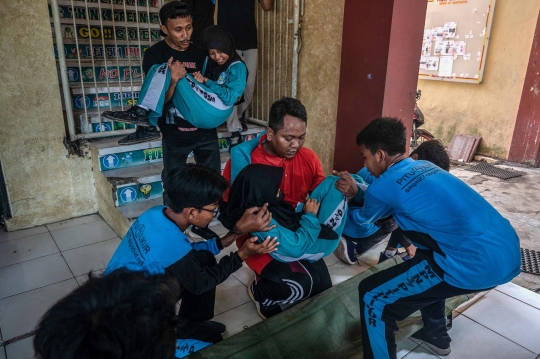Riuh Pelajar di Surabaya Simulasi Hadapi Gempa, Sigap Berlindung di Kolong Meja