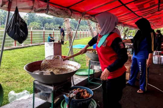 Aktivitas Dapur Umum Kemensos untuk Korban Gempa Cianjur di Kalibata