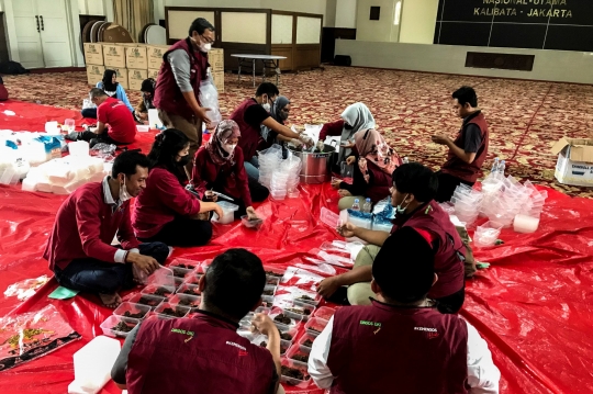 Aktivitas Dapur Umum Kemensos untuk Korban Gempa Cianjur di Kalibata