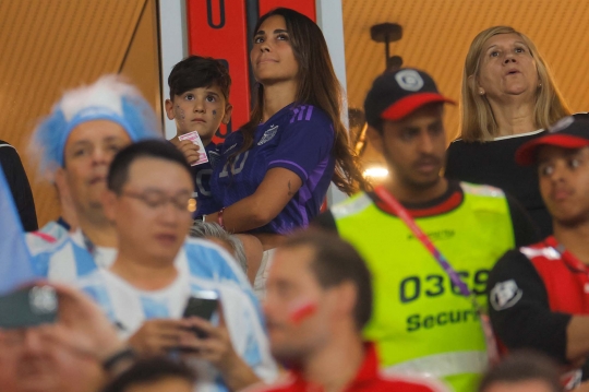 Cantiknya Istri Messi Nonton Argentina Sambil Gendong Anak